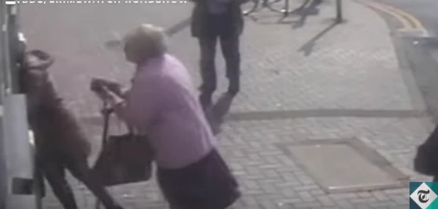 Γιαγιά – ράμπο «εξουδετέρωσε ληστή στο ΑΤΜ! – Βίντεο